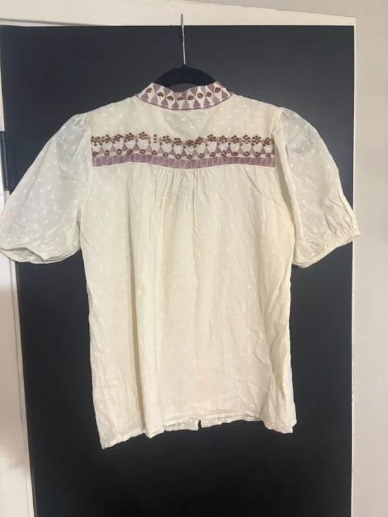 Embroidered Anthropologie V-Neck Short Sleeve Top in Ivory with Beading. - Picture 5 of 9